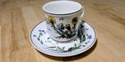 Kaffeetasse mit Huflattich und Sumpfvergissmeinicht als Bildern