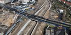 Das Bild zeigt eine Großbaustelle mit sich kreuzenden Straßen. 
