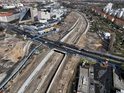 Das Bild zeigt eine Großbaustelle mit sich kreuzenden Straßen. 