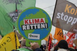 Das Bild zeigt eine Kundgebung "Klima retten jetzt"