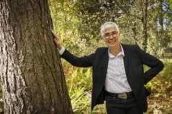 Das Bild zeigt Jutta Paulus, Mitglied des Europäischen Parlamentes, an einen Baum gelehnt.