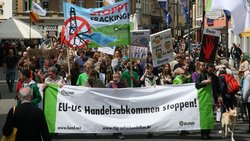 Das Bild zeigt eine Kundgebung des BUND gegen das EU Handelsabkommen in Konstanz